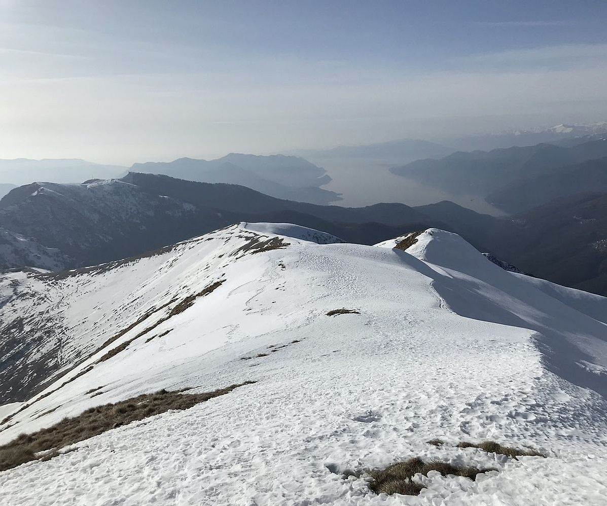 Dağ manzarası ve kamp alanı